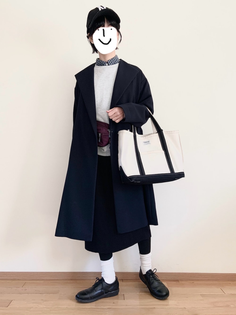 グレー系のスウェット、ブルー系のその他アウター、ブラック系のスカートを着用したレディースの冬コーディネートの2枚目の写真