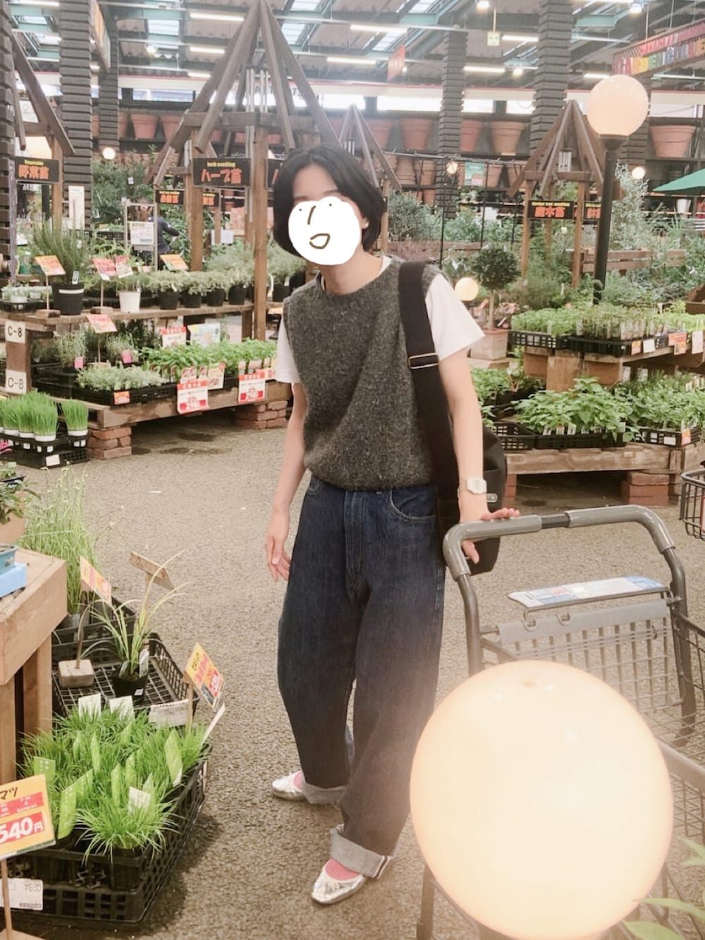 ブルー系のデニムパンツ、グレー系のベスト、ホワイト系のTシャツ/カットソーを着用したレディースの秋コーディネートの2枚目の写真