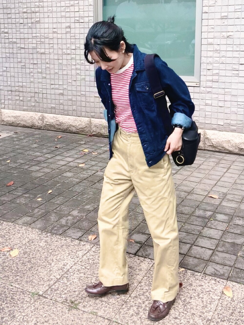ベージュ系のチノパンツ、ブラウン系のその他シューズ、ブルー系のデニムジャケットを着用したレディースの秋コーディネートの2枚目の写真
