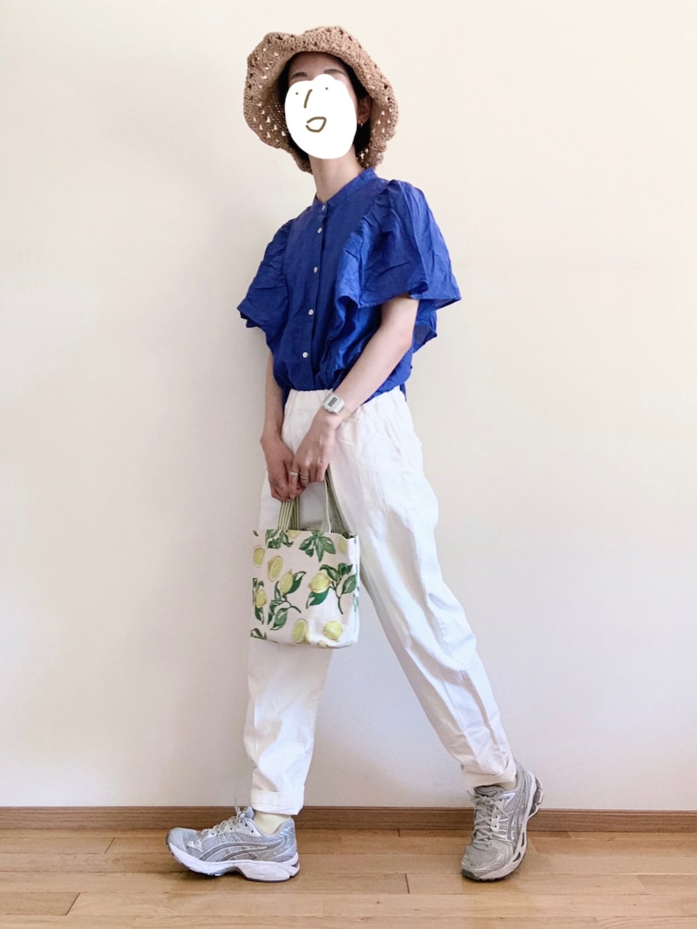 シルバー系のスニーカー、ホワイト系のその他パンツ、ブルー系のシャツ/ブラウスを着用したレディースの秋コーディネートの2枚目の写真