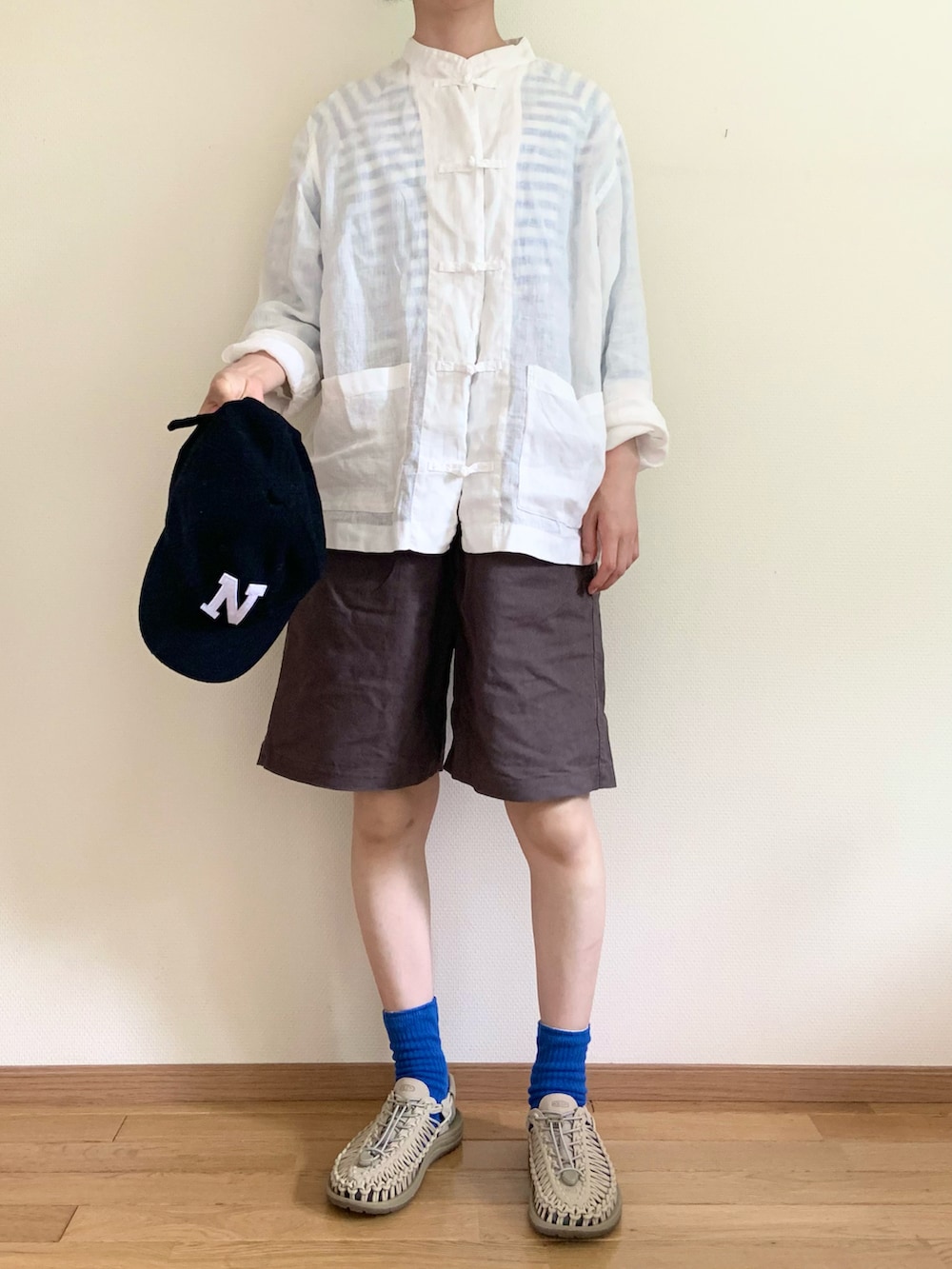 グレー系のその他パンツ、ホワイト系のシャツ/ブラウス、ベージュ系のサンダルを着用したレディースの夏コーディネートの2枚目の写真