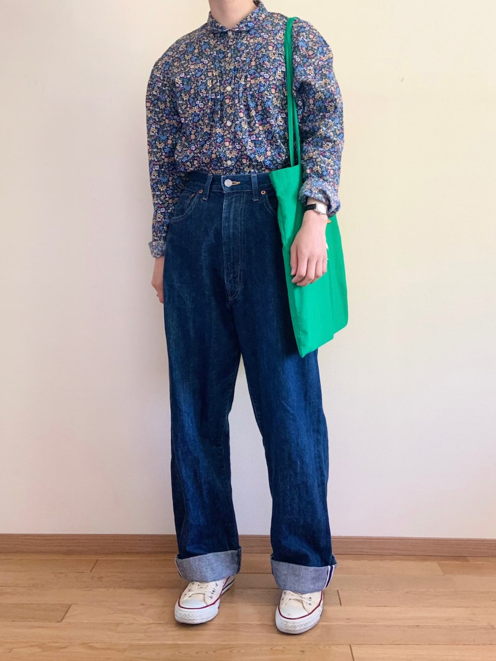 ブルー系のデニムパンツ、ホワイト系のスニーカー、その他のシャツ/ブラウスを着用したレディースの春コーディネートの2枚目の写真