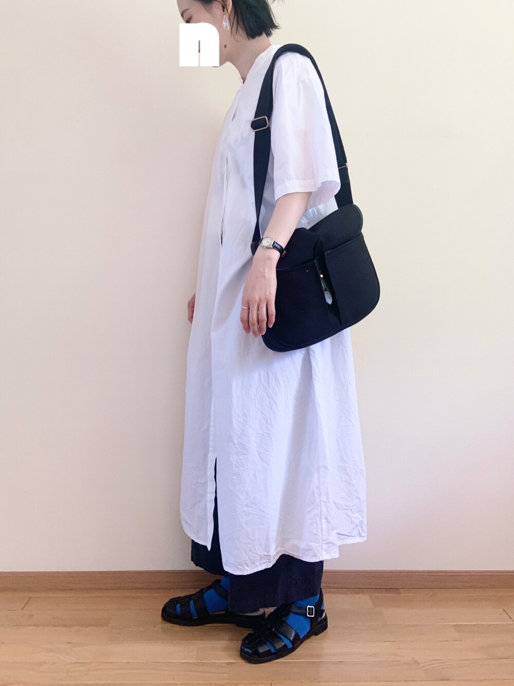 ブラック系のサンダル、ブラック系のその他パンツ、ホワイト系のTシャツ/カットソーを着用したレディースの夏コーディネートの2枚目の写真