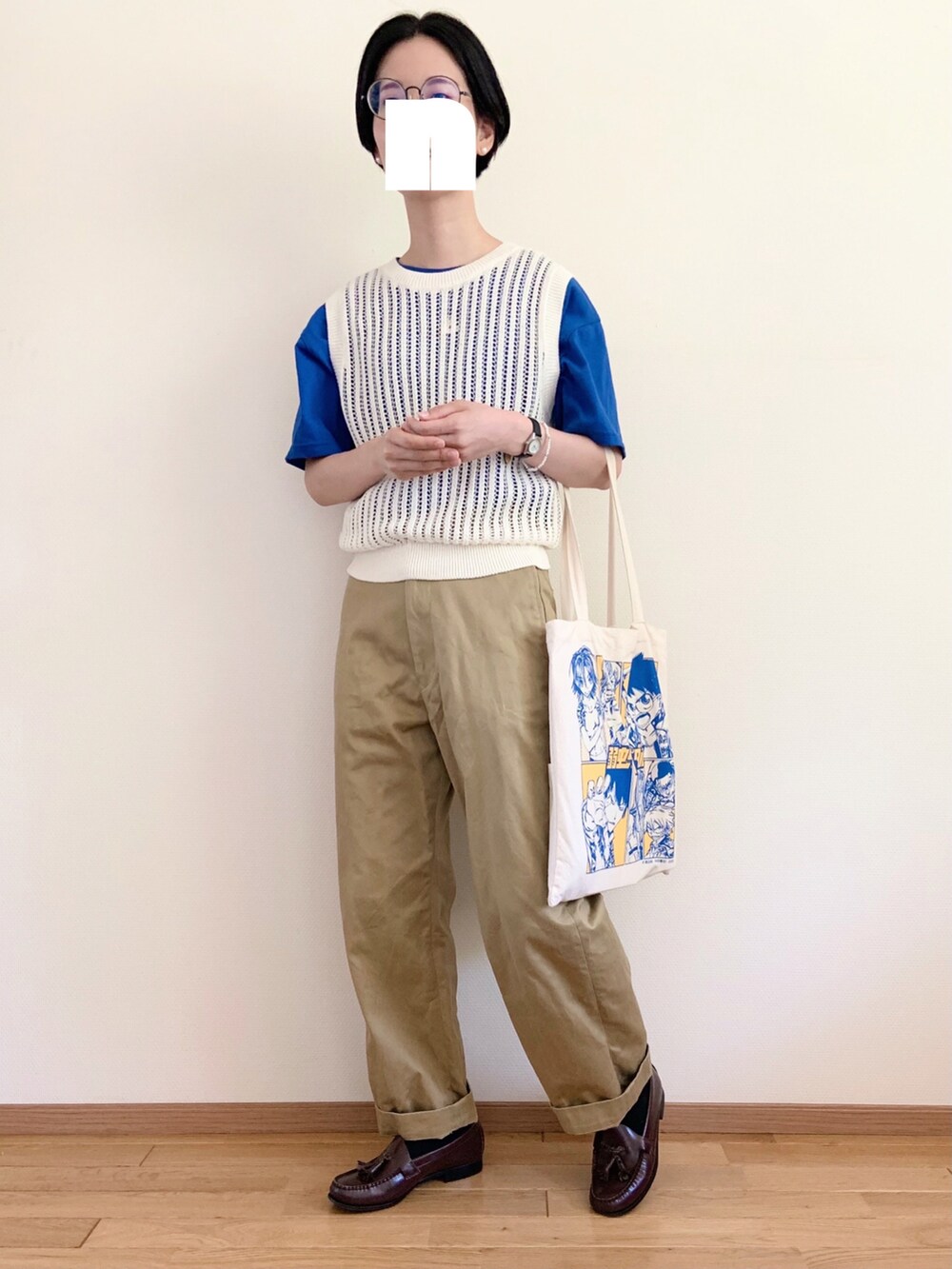 ベージュ系のチノパンツ、ブラウン系のその他シューズ、ホワイト系のニット/セーターを着用したレディースの秋コーディネートの2枚目の写真
