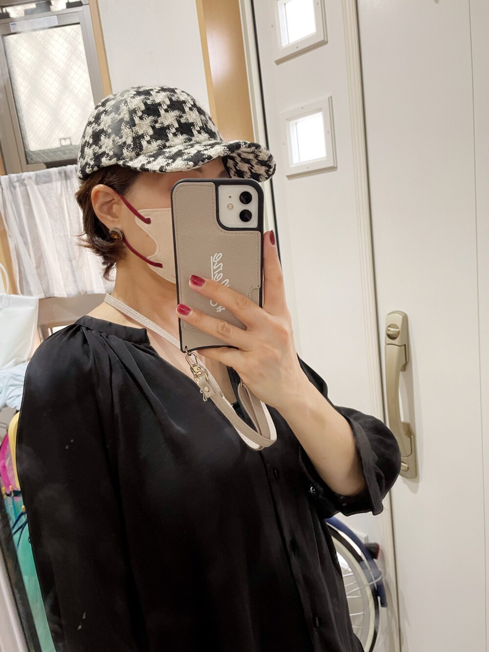 ブラック系のシャツ/ブラウス、ブルー系のデニムパンツ、オレンジ系のショルダーバッグを着用したレディースの秋コーディネートの2枚目の写真