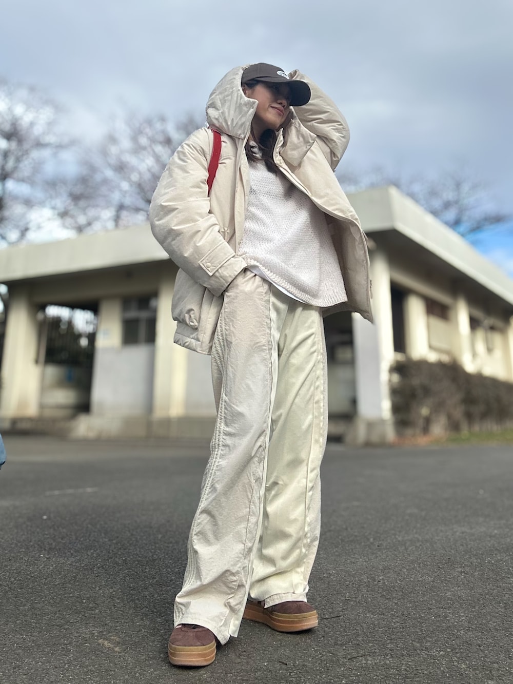 「チョコ色に染まれ、シンプルスタイル、バレンタイン、emis、gazelle、厚底スニーカー、ブラウン、赤バッグ、ダウンジャケット、ゆるコーデ、カジュアル、ワンマイル、ママコーデ、キャップ、ホワイトコーデ」｜「Casseliniの【2024春夏新作 新色追加】Casselini(キャセリーニ)キューブポケットバッグ（ショルダーバッグ、レッド系）」を使った、MIRAIさん（骨格ウェーブ・レディース・162cm）の冬コーディネートの2枚目の写真