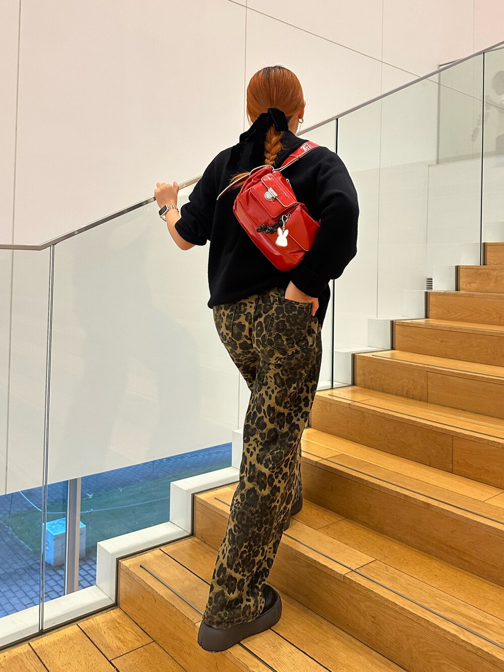 「秋っぽコーデ更新中、オトナカジュアル、ひょう柄、レオパード、UNIQLO、UNIQLO U、UNIQLOコーデ、サボ、キャセリーニ、赤バッグ、ニットジャケット、大人カジュアル、パンツスタイル、秋カラー、メガネ女子」｜「Casseliniの【2024春夏新作 新色追加】Casselini(キャセリーニ)キューブポケットバッグ（ショルダーバッグ、レッド系）」を使った、MIRAIさん（骨格ウェーブ・レディース・162cm）の秋コーディネートの2枚目の写真