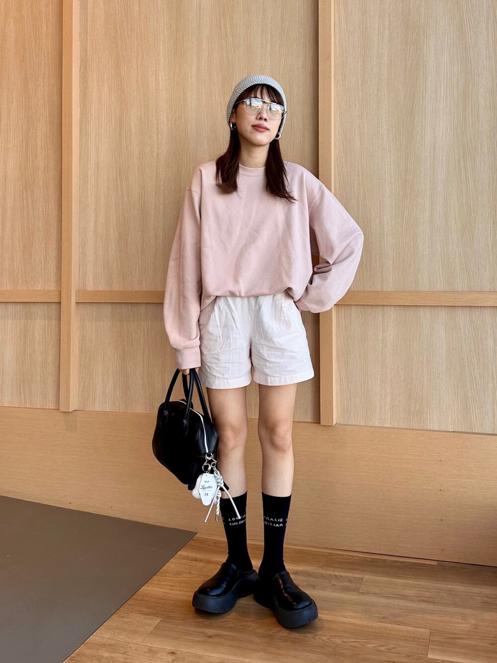 「春服コーデ、ロングコート、オトナカジュアル、ストライプパンツ、ショートパンツ、ピンク、バレンタイン、厚底シューズ、UNIQLO、ユニクロ、スウェット、楽チンコーデ、春服、ママコーデ、ダブルブリッジ」｜「AS KNOW AS plusの厚底バックオープンサボ（サンダル、ブラック系）」を使った、MIRAIさん（骨格ウェーブ・レディース・162cm）の冬コーディネートの2枚目の写真