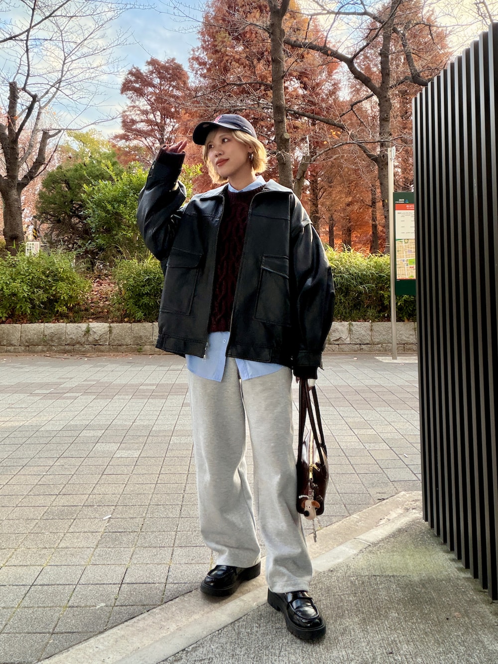 ブルー系のシャツ/ブラウス、ブラウン系のニット/セーター、グレー系のスウェットパンツを着用したレディースの冬コーディネートの4枚目の写真