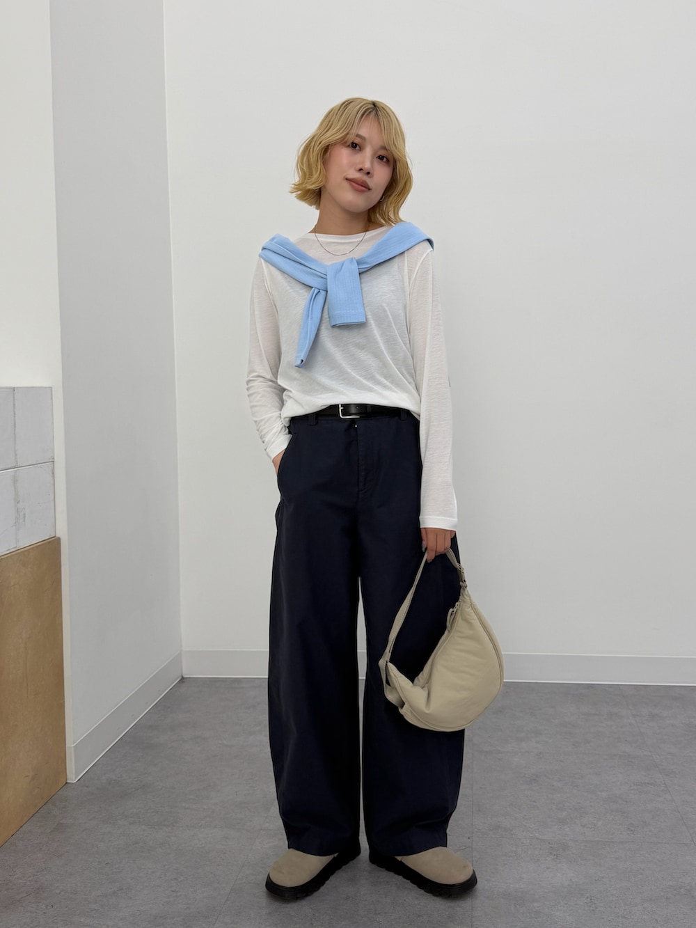 ホワイト系のTシャツ/カットソー、グレー系のその他パンツ、シルバー系のネックレスを着用したレディースの冬コーディネートの2枚目の写真