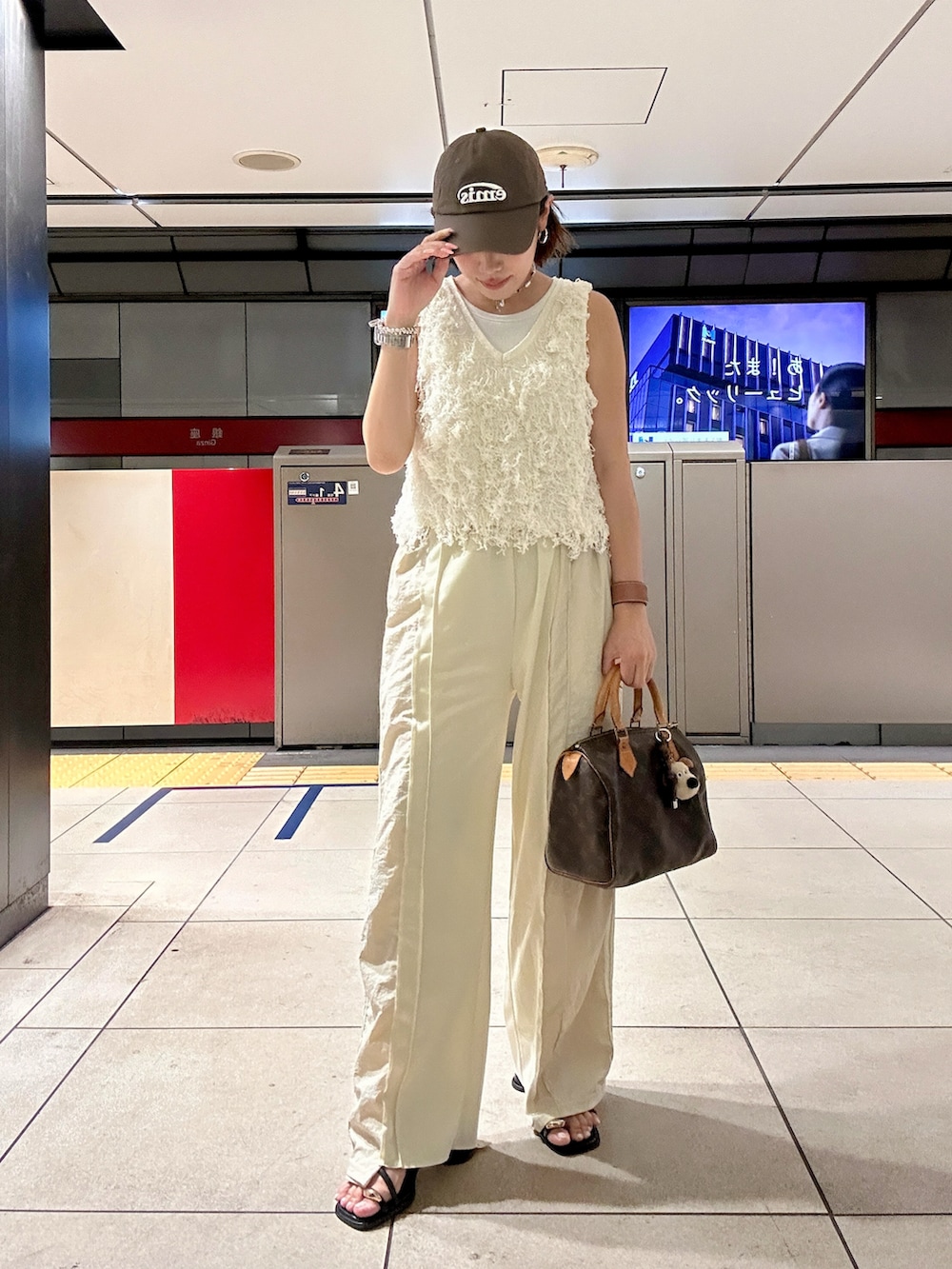 「レイヤードスタイル、トラックパンツ、大人カジュアルコーデ、休日スタイル、夏ファッション、ワントーンコーデ、ホワイト、ルイヴィトン、スピーディ25、大人カジュアル、シンプルコーデ、ミドサー、ママコーデ、30代、サンダル」｜「LOUIS VUITTONのアイテム（ハンドバッグ、ブラウン系）」を使った、MIRAIさん（骨格ウェーブ・レディース・163cm）の夏コーディネートの4枚目の写真