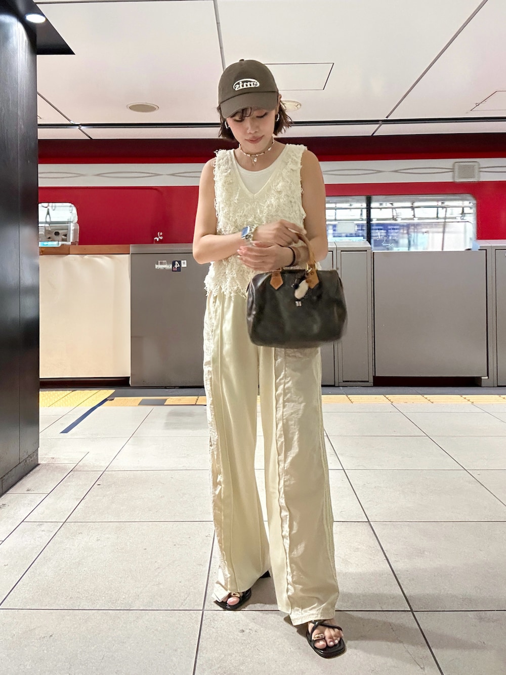 「レイヤードスタイル、トラックパンツ、大人カジュアルコーデ、休日スタイル、夏ファッション、ワントーンコーデ、ホワイト、ルイヴィトン、スピーディ25、大人カジュアル、シンプルコーデ、ミドサー、ママコーデ、30代、サンダル」｜「LOUIS VUITTONのアイテム（ハンドバッグ、ブラウン系）」を使った、MIRAIさん（骨格ウェーブ・レディース・163cm）の夏コーディネートの2枚目の写真