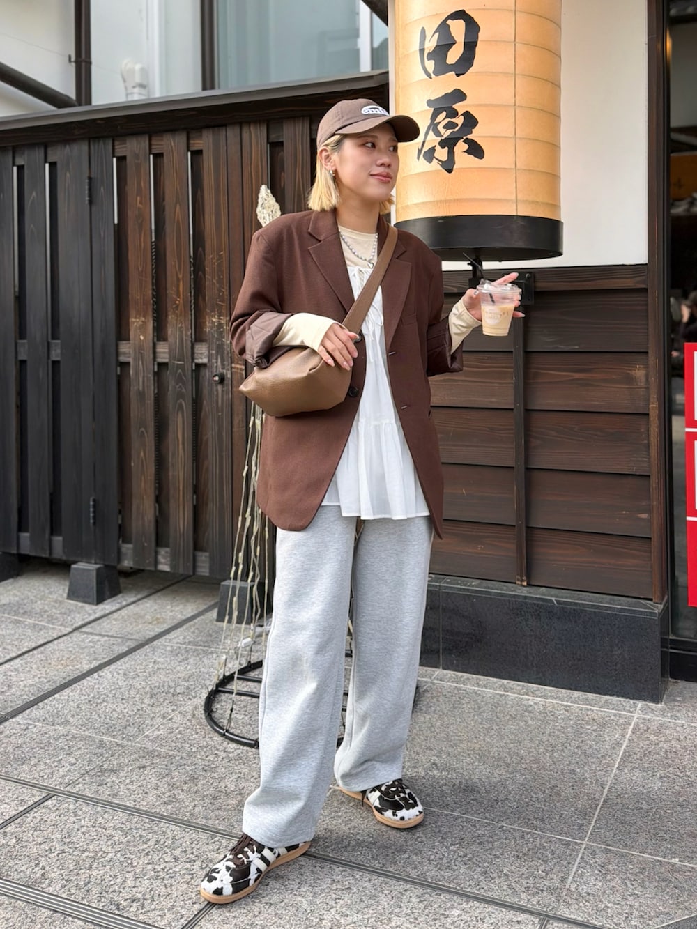 グレー系のスウェットパンツ、ブラウン系のスニーカー、ブラウン系のテーラードジャケットを着用したレディースの春コーディネートの4枚目の写真