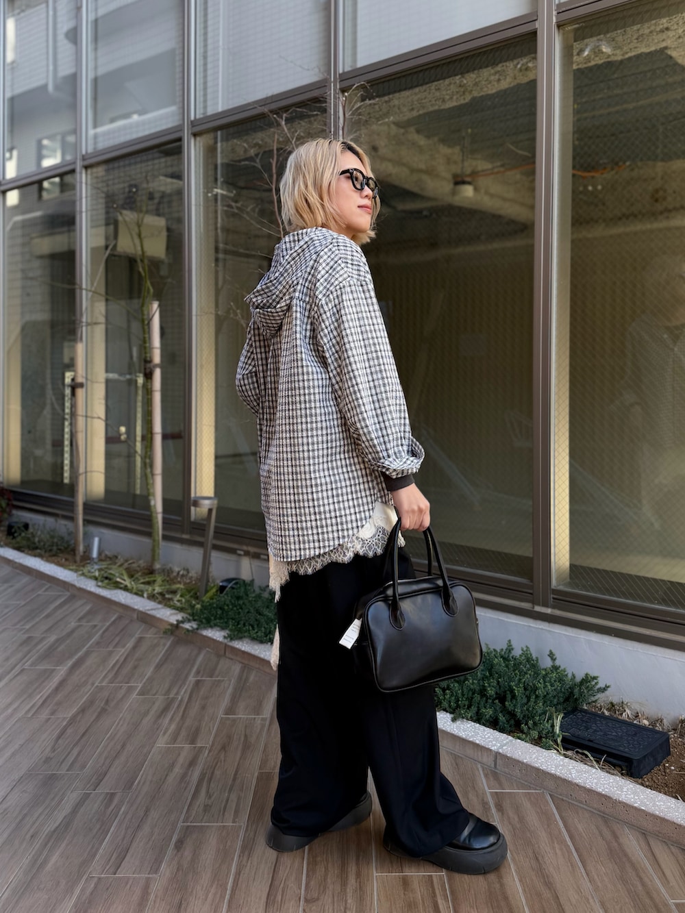 ブルー系のシャツ/ブラウス、グレー系のTシャツ/カットソー、ブラック系のボストンバッグを着用したレディースの春コーディネートの3枚目の写真