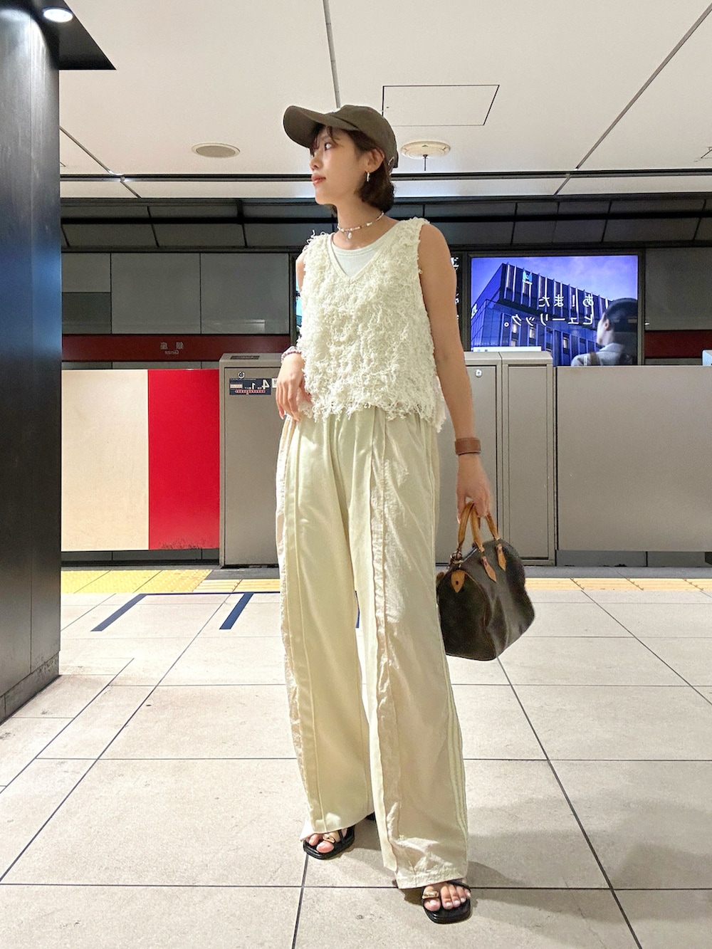 「レイヤードスタイル、トラックパンツ、大人カジュアルコーデ、休日スタイル、夏ファッション、ワントーンコーデ、ホワイト、ルイヴィトン、スピーディ25、大人カジュアル、シンプルコーデ、ミドサー、ママコーデ、30代、サンダル」｜「LOUIS VUITTONのアイテム（ハンドバッグ、ブラウン系）」を使った、MIRAIさん（骨格ウェーブ・レディース・163cm）の夏コーディネートの3枚目の写真