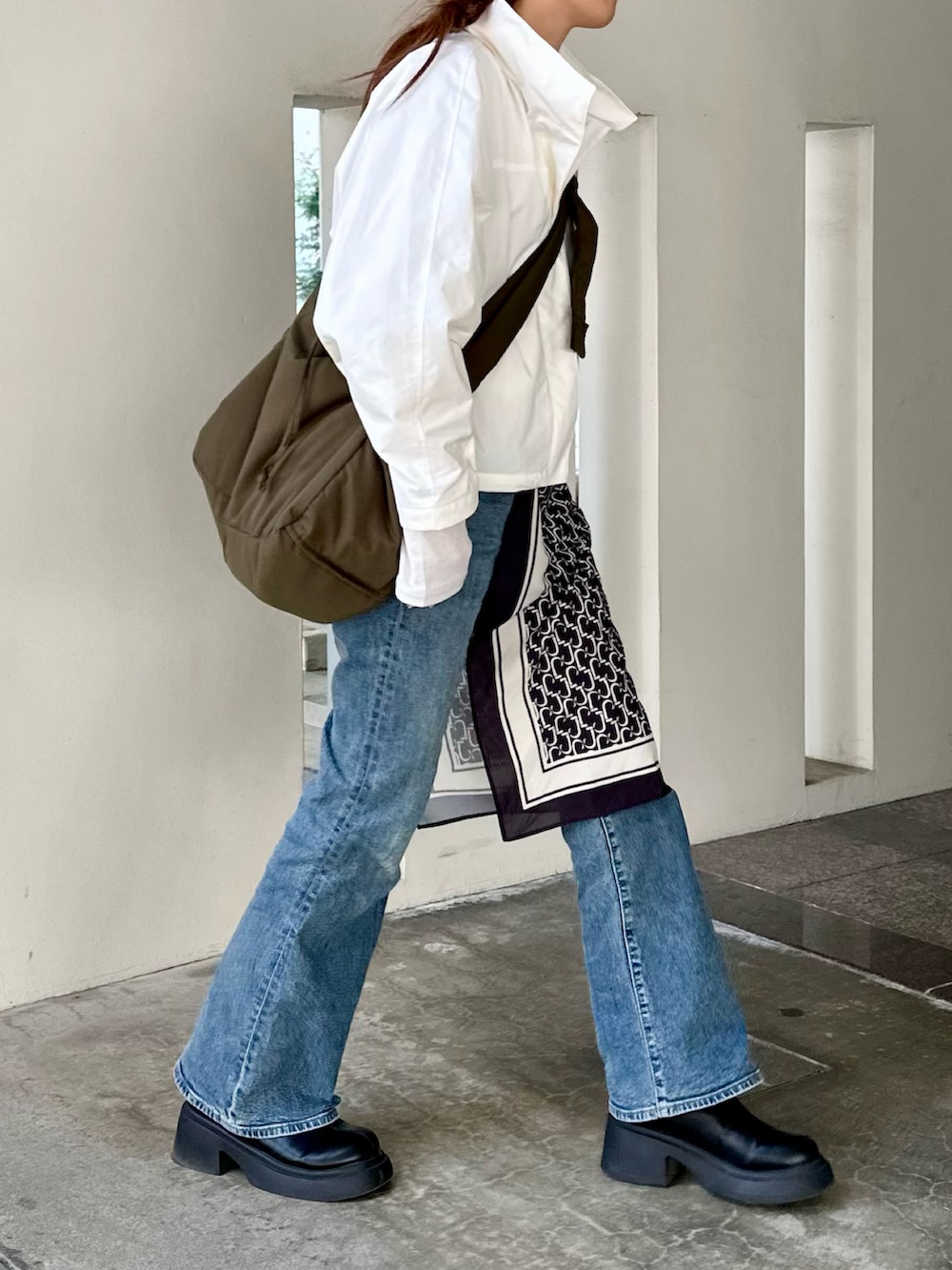 「春めき満開コーデ、ジャケット、ブルゾン、スカーフ、バンダナ、フレアデニム、ジーンズ、UNIQLO、GU、プチプラ、大人カジュアル、春コーデ、CIAOPANIC TYPY、厚底シューズ、シンプルコーデ」｜「JEANASISのレトロガラスカーフ/290639（バンダナ/スカーフ、ブラック系）」を使った、MIRAIさん（骨格ウェーブ・レディース・162cm）の春コーディネートの2枚目の写真