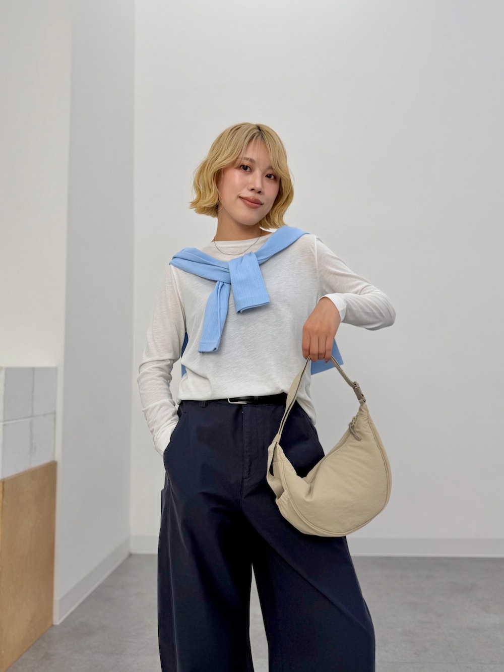 ホワイト系のTシャツ/カットソー、グレー系のその他パンツ、シルバー系のネックレスを着用したレディースの冬コーディネートの3枚目の写真