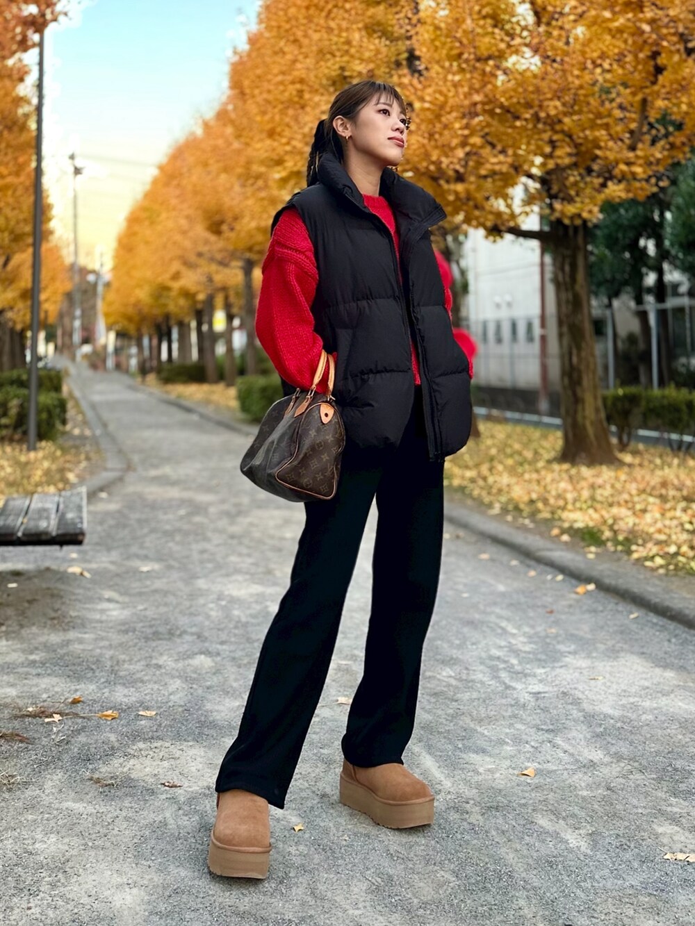 「今日のコーデ、アウターコーデ、赤ニット、ケーブルニット、UGG、ウルトラミニ、リブパンツ、recaコーデ、ママファッション、ダウンベスト、GU、パンツコーデ、大人かわいい、リボン、おしゃれさんと繋がりたい」｜「recaの【美シルエット！】極厚！ぬくぬくあったか！裏起毛セミワイドリブパンツ（その他パンツ、ブラック系）」を使った、MIRAIさん（骨格ウェーブ・レディース・162cm）の冬コーディネートの2枚目の写真