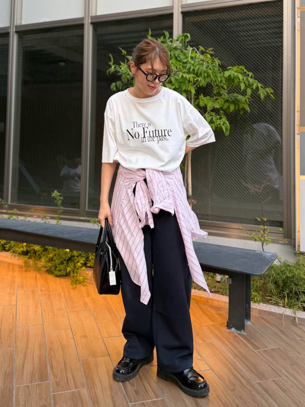 ブラック系のボストンバッグ、ホワイト系のTシャツ/カットソー、ピンク系のシャツ/ブラウスを着用したレディースの春コーディネートの4枚目の写真