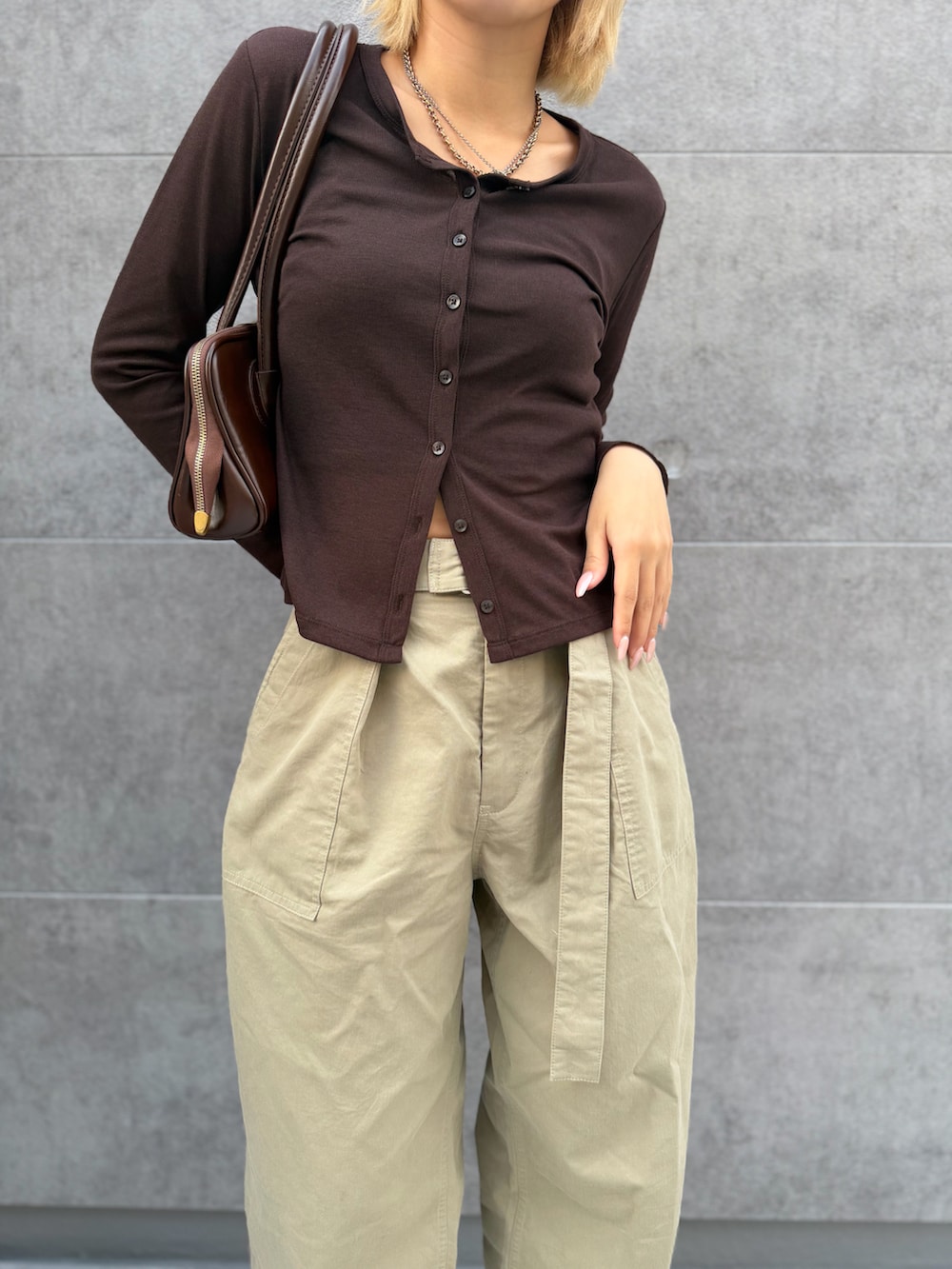 ベージュ系のその他パンツ、イエロー系のスニーカー、ブラウン系のカーディガン/ボレロを着用したレディースの春コーディネートの4枚目の写真