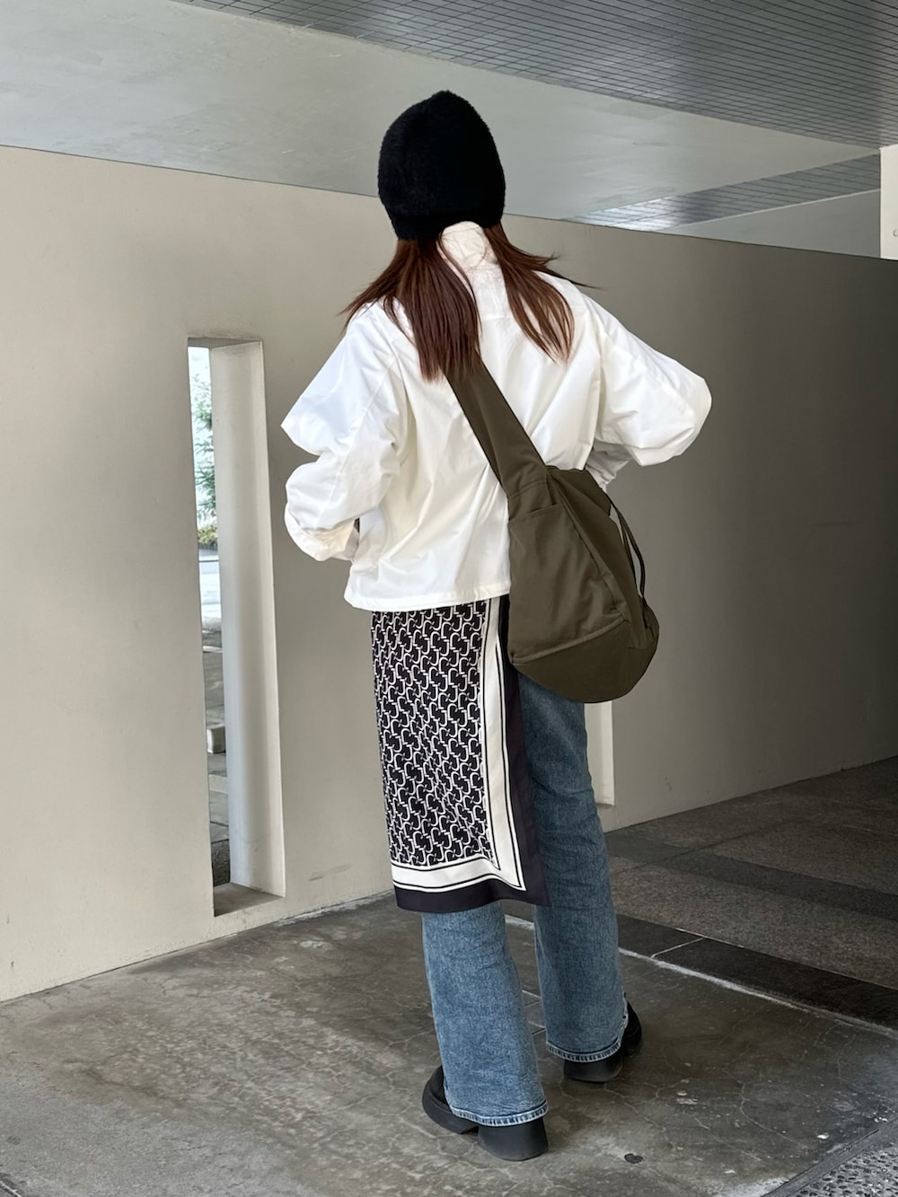 「春めき満開コーデ、ジャケット、ブルゾン、スカーフ、バンダナ、フレアデニム、ジーンズ、UNIQLO、GU、プチプラ、大人カジュアル、春コーデ、CIAOPANIC TYPY、厚底シューズ、シンプルコーデ」｜「JEANASISのレトロガラスカーフ/290639（バンダナ/スカーフ、ブラック系）」を使った、MIRAIさん（骨格ウェーブ・レディース・162cm）の春コーディネートの3枚目の写真