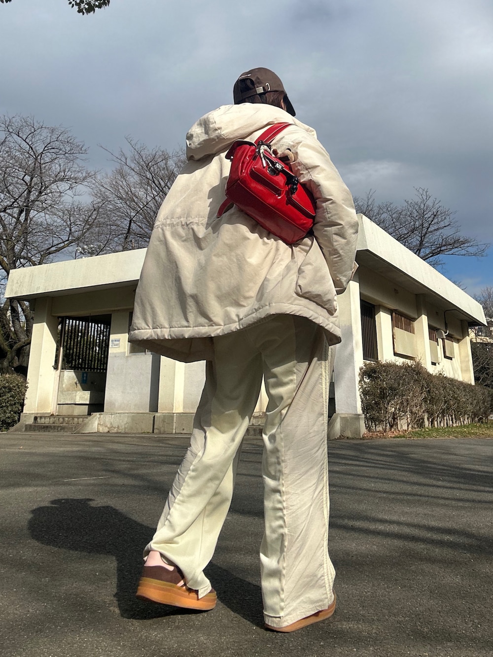 「チョコ色に染まれ、シンプルスタイル、バレンタイン、emis、gazelle、厚底スニーカー、ブラウン、赤バッグ、ダウンジャケット、ゆるコーデ、カジュアル、ワンマイル、ママコーデ、キャップ、ホワイトコーデ」｜「Casseliniの【2024春夏新作 新色追加】Casselini(キャセリーニ)キューブポケットバッグ（ショルダーバッグ、レッド系）」を使った、MIRAIさん（骨格ウェーブ・レディース・162cm）の冬コーディネートの3枚目の写真