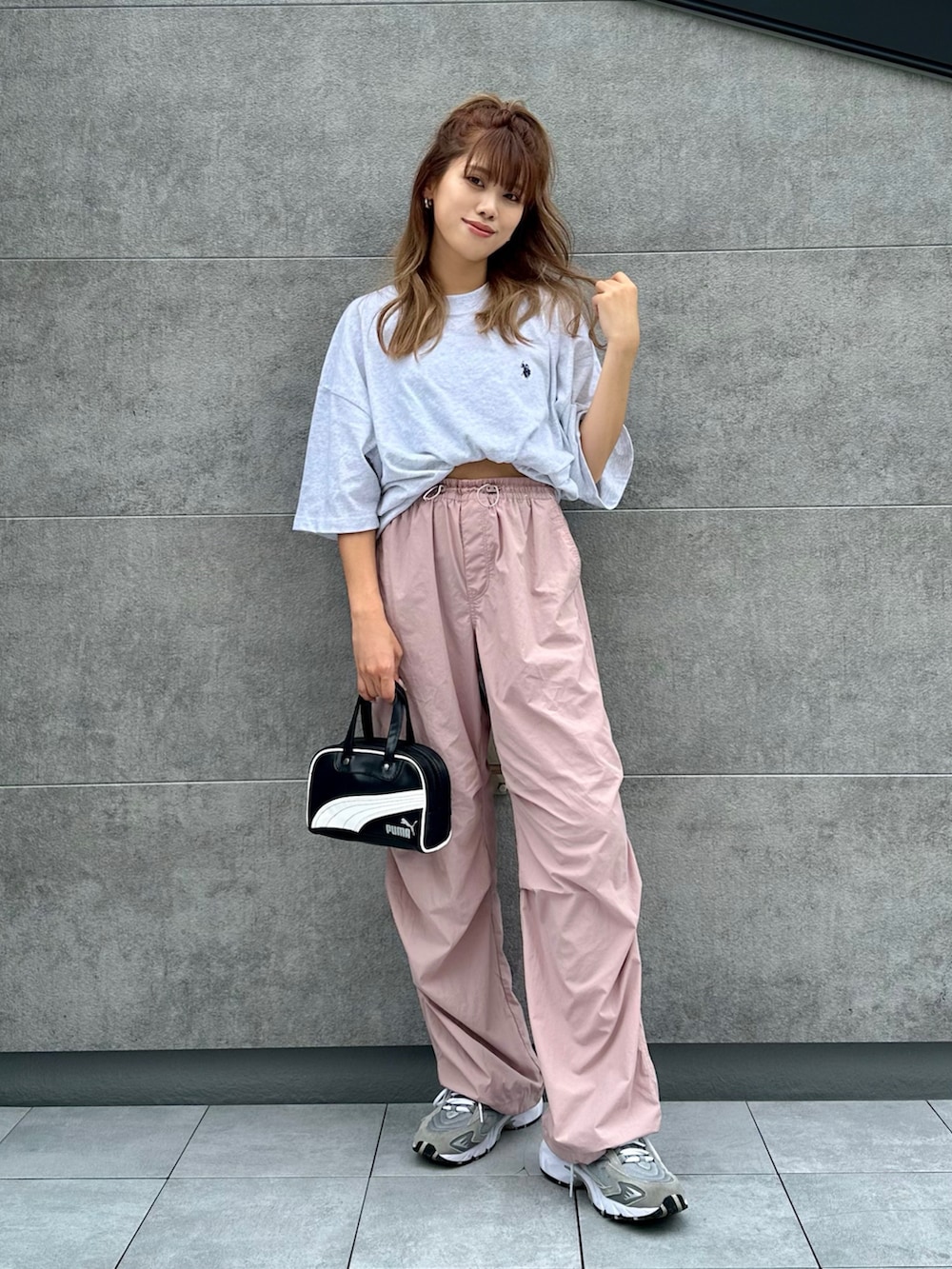 「プチプラ、夏コーデ、さらっと晴れやかスナップ、初夏コーデ、WEGO、ユニクロ、UNIQLO、ユニクロコーデ、パラシュートパンツ、ナイロンパンツ、カーゴパンツ、Tシャツ、大人可愛い、シンプルスタイル、大人カジュアル」｜「U.S. POLO ASSN.の∴WEGO/U.S.POLO ASSN.別注ヘビーウエイトBIGTシャツ（Tシャツ/カットソー、グレー系）」を使った、MIRAIさん（骨格ウェーブ・レディース・162cm）の夏コーディネートの2枚目の写真
