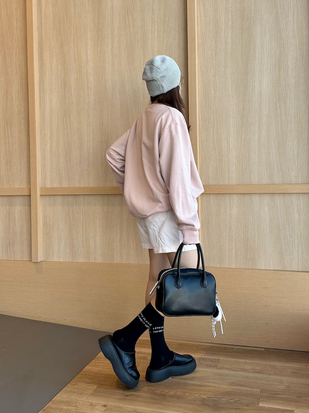 「春服コーデ、ロングコート、オトナカジュアル、ストライプパンツ、ショートパンツ、ピンク、バレンタイン、厚底シューズ、UNIQLO、ユニクロ、スウェット、楽チンコーデ、春服、ママコーデ、ダブルブリッジ」｜「AS KNOW AS plusの厚底バックオープンサボ（サンダル、ブラック系）」を使った、MIRAIさん（骨格ウェーブ・レディース・162cm）の冬コーディネートの3枚目の写真