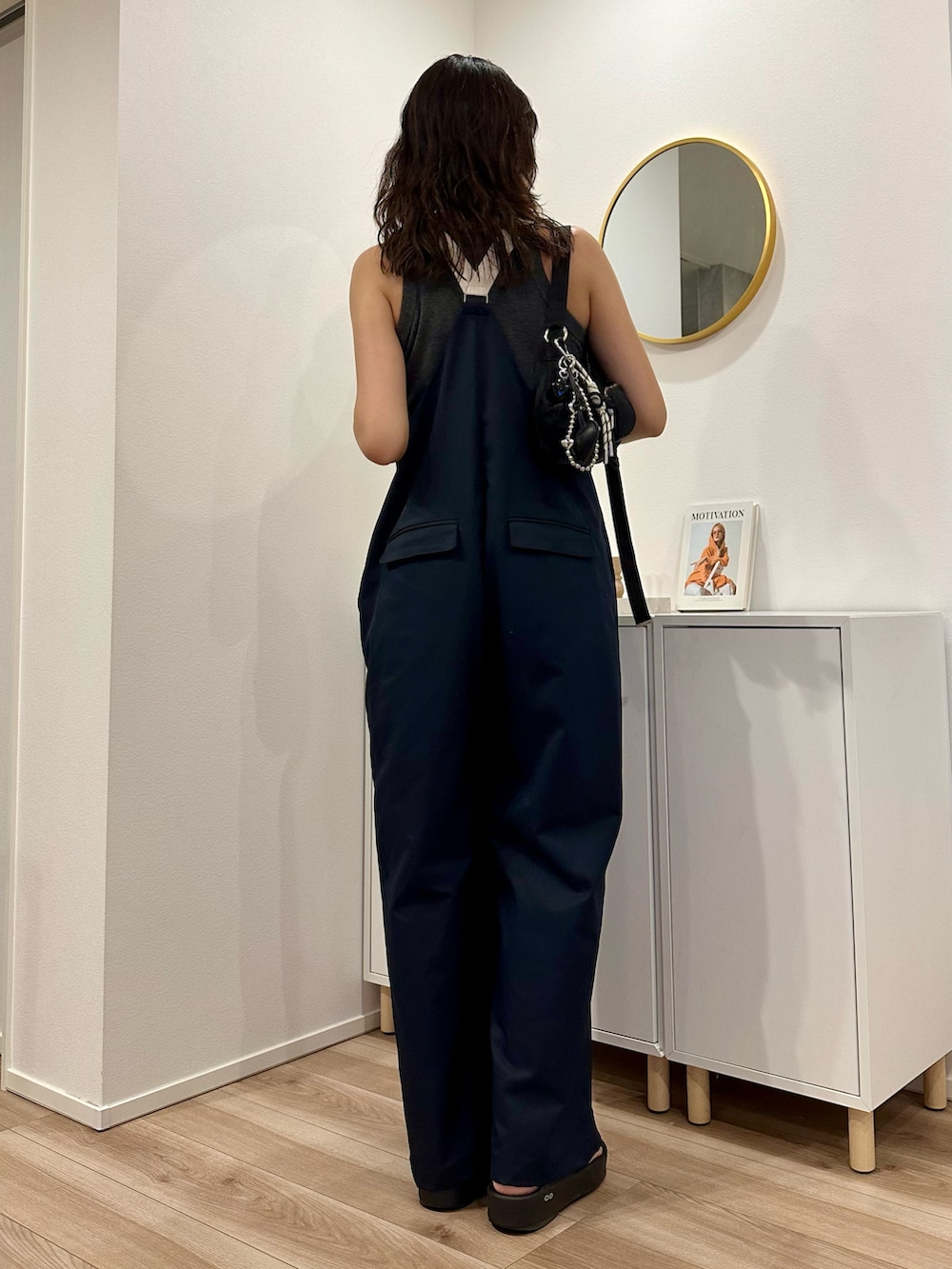 グレー系のタンクトップ、ブルー系のサロペット/オーバーオール、ブラック系のサンダルを着用したレディースの夏コーディネートの4枚目の写真