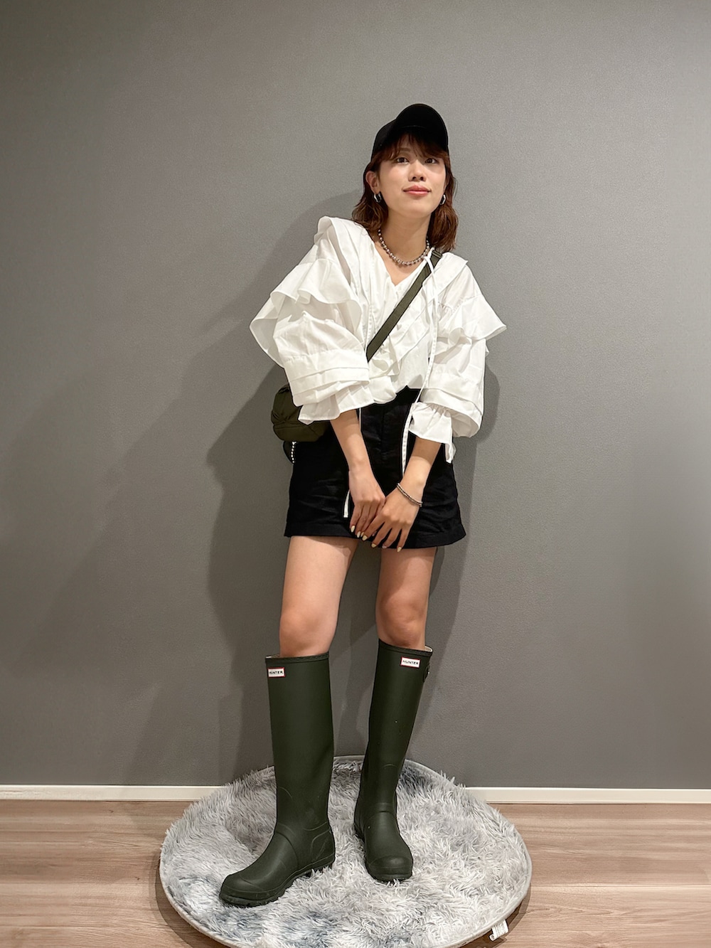 「やっぱり帽子が好き、ショルダーバッグ、ブラウス、梅雨、雨の日コーデ、フリルブラウス、ショートパンツ、リネン、レインブーツ、UNIQLO、プチプラ、ママコーデ、30代コーデ、大人可愛い」｜「wee9sのbig collar frill blouse / 付け襟風ビッグカラーフリルブラウスチュニック（シャツ/ブラウス、ホワイト系）」を使った、MIRAIさん（骨格ウェーブ・レディース・162cm）の春コーディネートの2枚目の写真