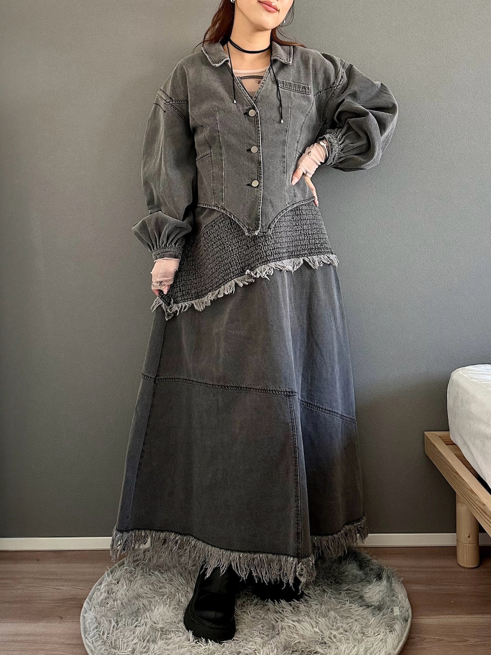 MIRAIさんの「【2025SS】lady mode　shirring　デザインデニムワンピース（Ezick）」を使ったコーディネートの4枚目の写真
