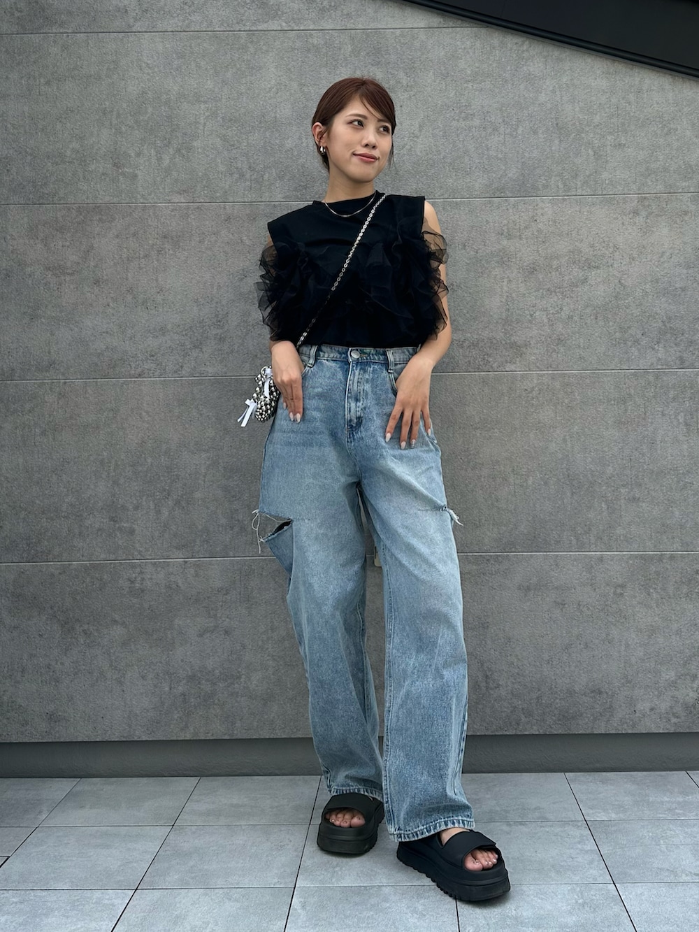「夏コーデ、大人コーデ、シンプルスタイル、モノトーンコーデ、夏ファッション、フリル、サンダル、厚底シューズ、デニム、カットオフデニム、ビーズバッグ、チュール、大人カジュアル、プチプラコーデ、大人可愛い」｜「fifthのチュールドッキングフリルトップス（Tシャツ/カットソー、ブラック系）」を使った、MIRAIさん（骨格ウェーブ・レディース・162cm）の夏コーディネートの3枚目の写真