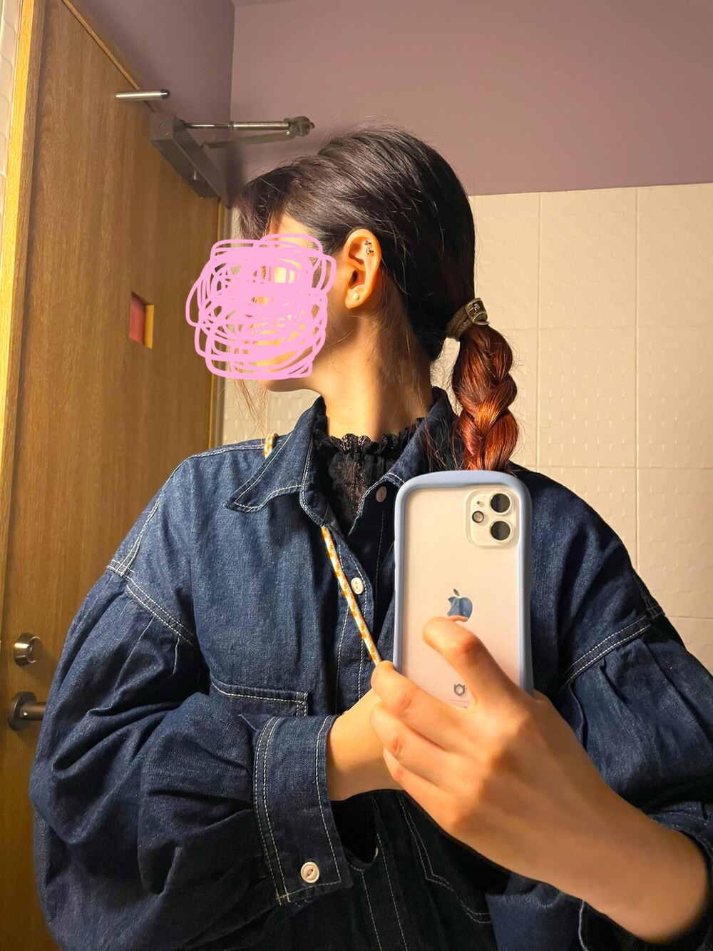 ブルー系のシャツワンピース、ブラック系のトップスを着用したレディースの秋コーディネートの2枚目の写真