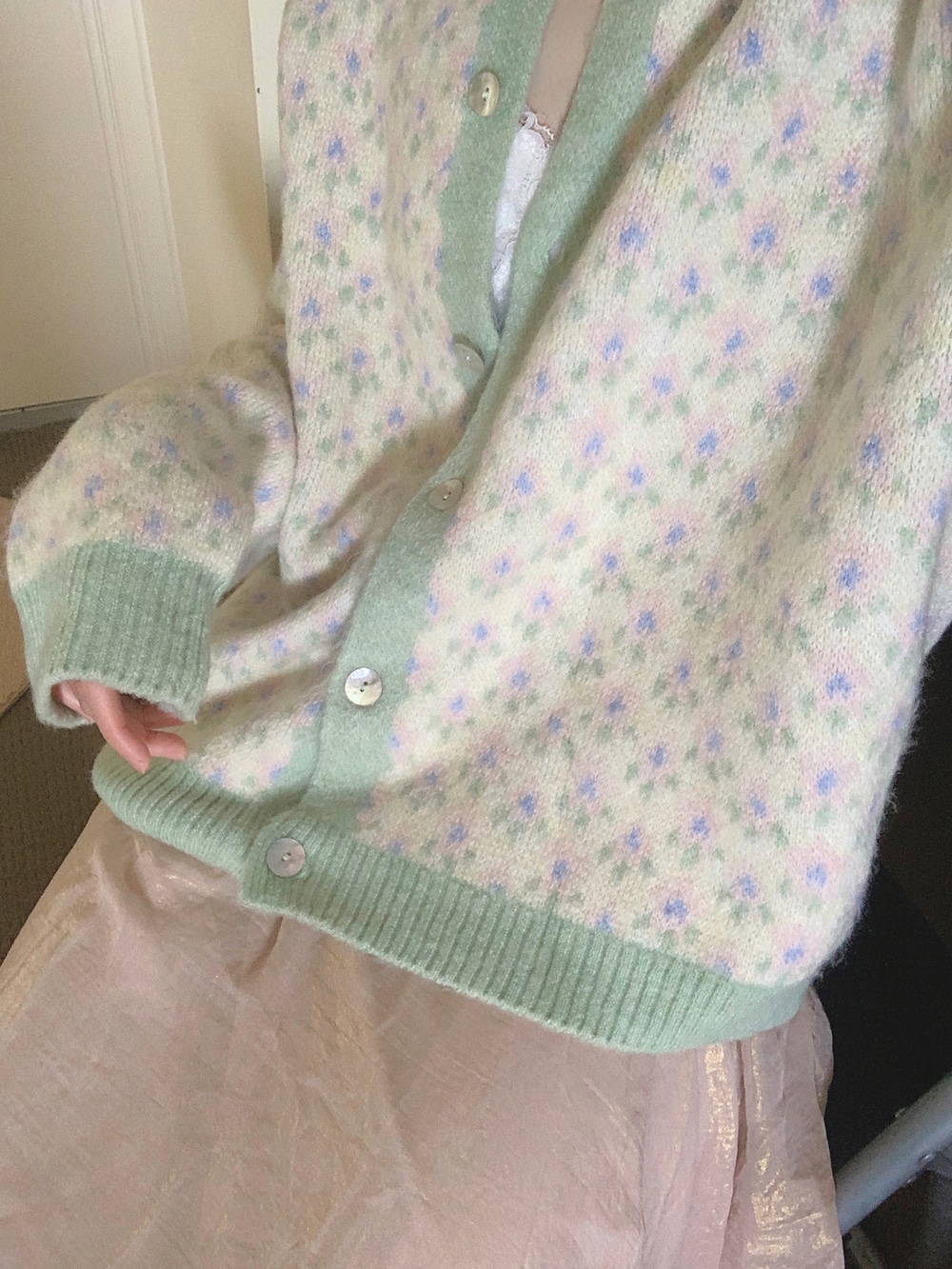 ピンク系のスカート、グリーン系のカーディガン/ボレロを着用したレディースの春コーディネートの2枚目の写真