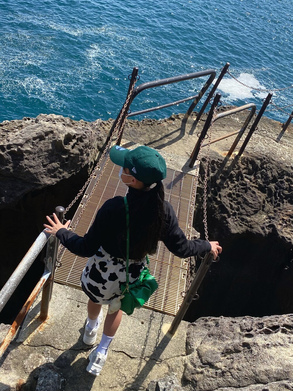 ホワイト系のスニーカー、その他のスカート、グリーン系のショルダーバッグを着用したキッズの春コーディネートの2枚目の写真