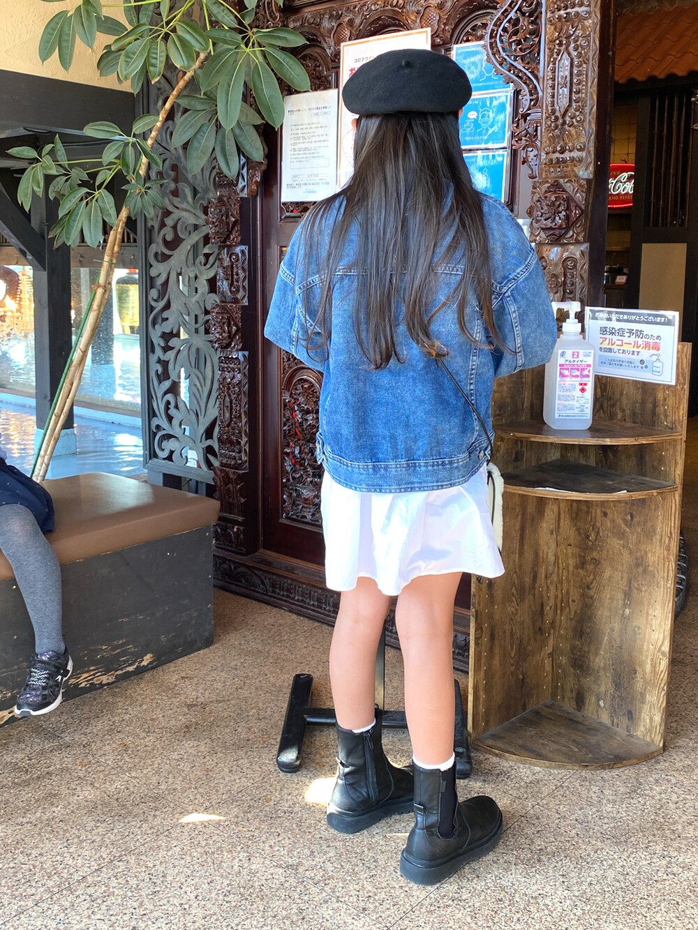 ブルー系のデニムジャケット、ホワイト系のワンピース、その他のバッグを着用したキッズの冬コーディネートの2枚目の写真