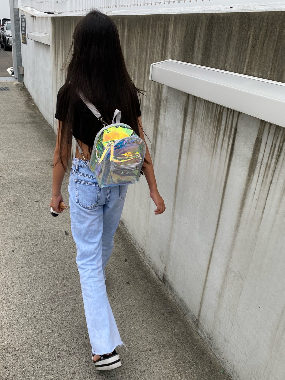 ブラック系のTシャツ/カットソー、ブルー系のデニムパンツ、ホワイト系のサンダルを着用したキッズの夏コーディネートの2枚目の写真