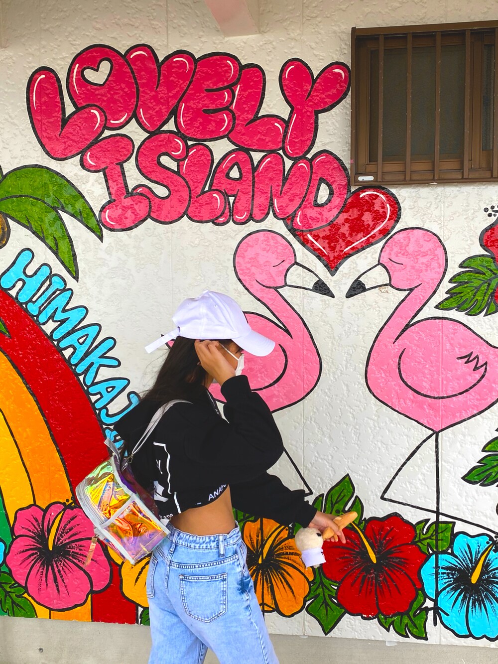 ブルー系のデニムパンツ、ホワイト系のスニーカー、ブラック系のTシャツ/カットソーを着用したキッズの春コーディネートの2枚目の写真