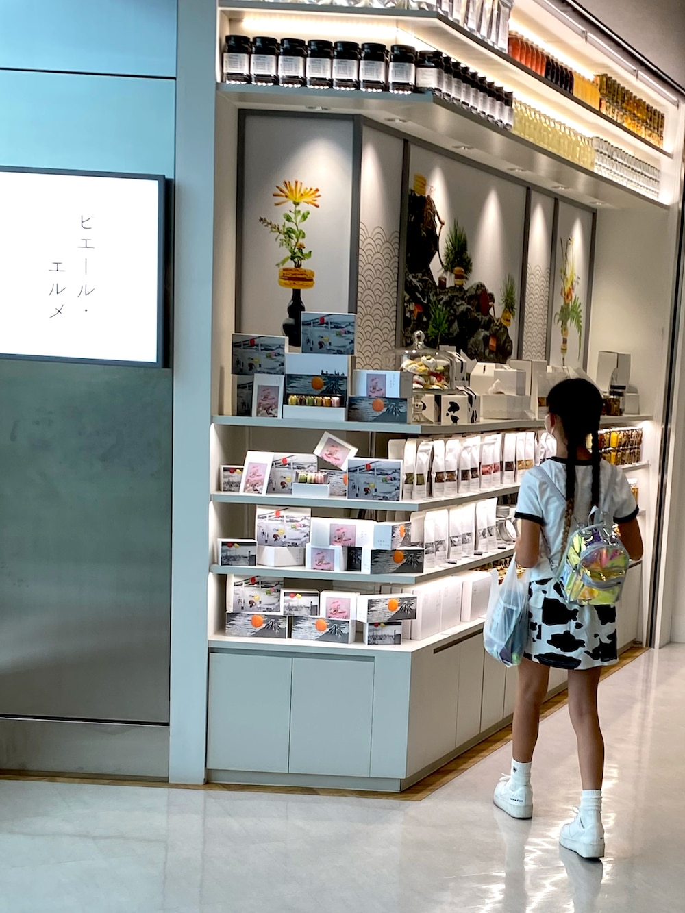 ホワイト系のTシャツ/カットソー、その他のスカート、ホワイト系のスニーカーを着用したキッズの秋コーディネートの2枚目の写真