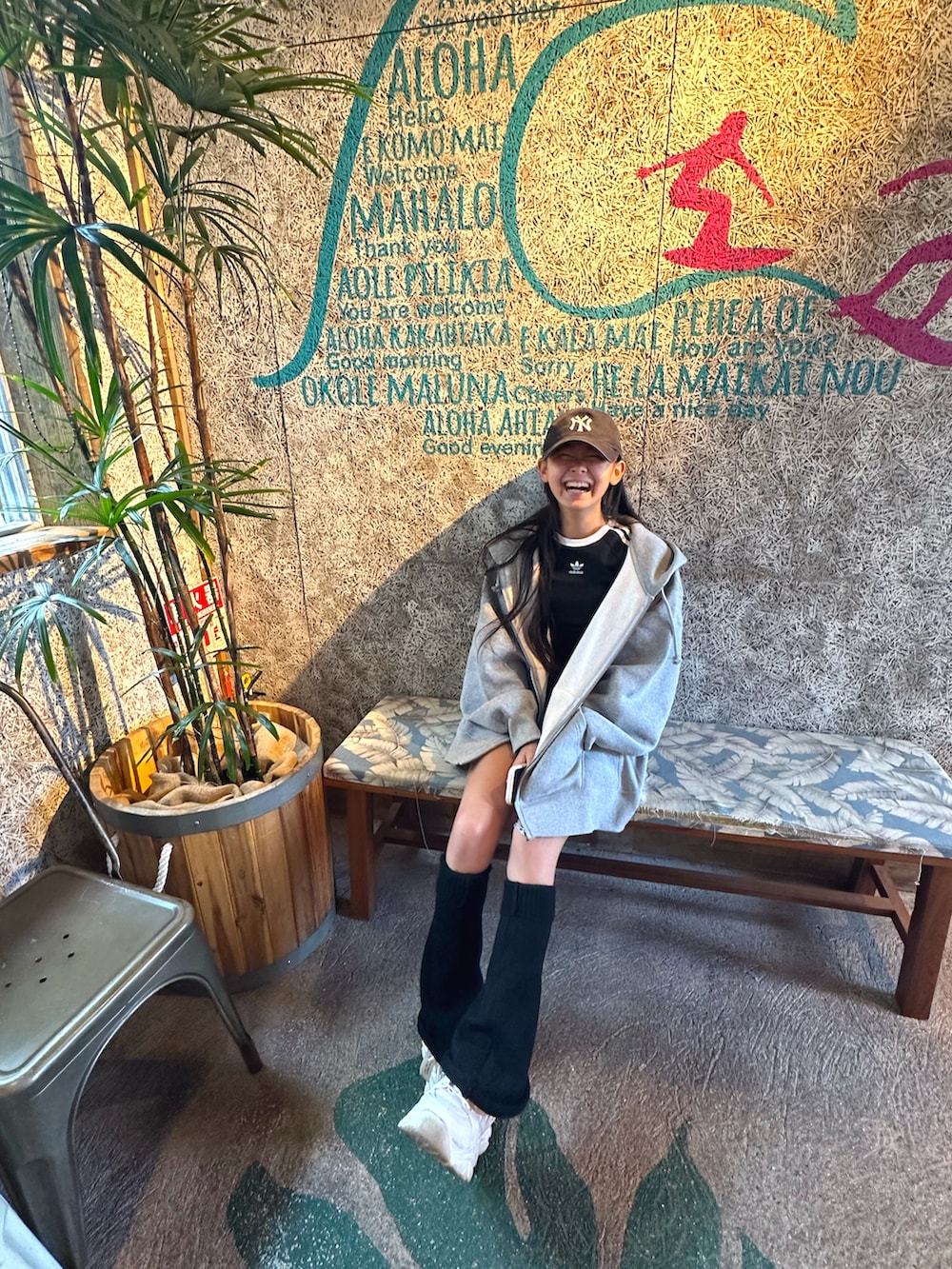 ブラック系のTシャツ/カットソー、ブラック系のパンツ、ホワイト系のスニーカーを着用したキッズの春コーディネートの2枚目の写真