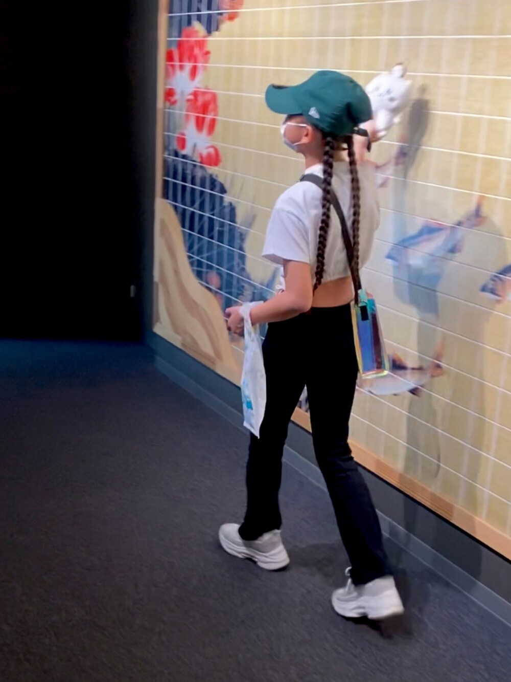 ホワイト系のスニーカー、ブラック系のパンツ、ホワイト系のトップスを着用したキッズの春コーディネートの2枚目の写真