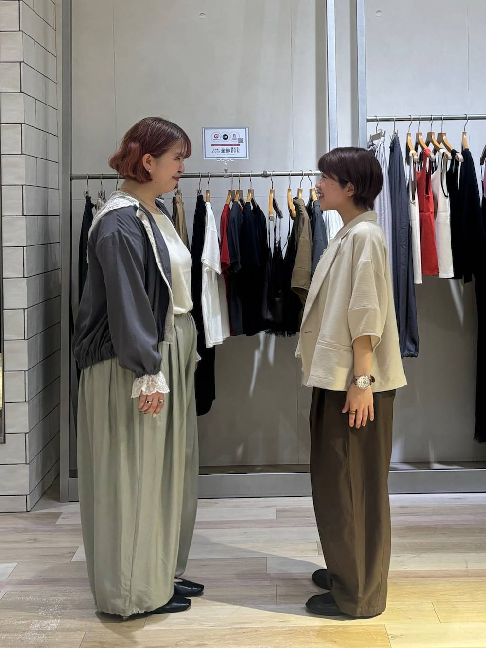 ホワイト系のTシャツ/カットソー、ブラック系のローファー、ベージュ系のテーラードジャケットを着用したレディースの春コーディネートの2枚目の写真