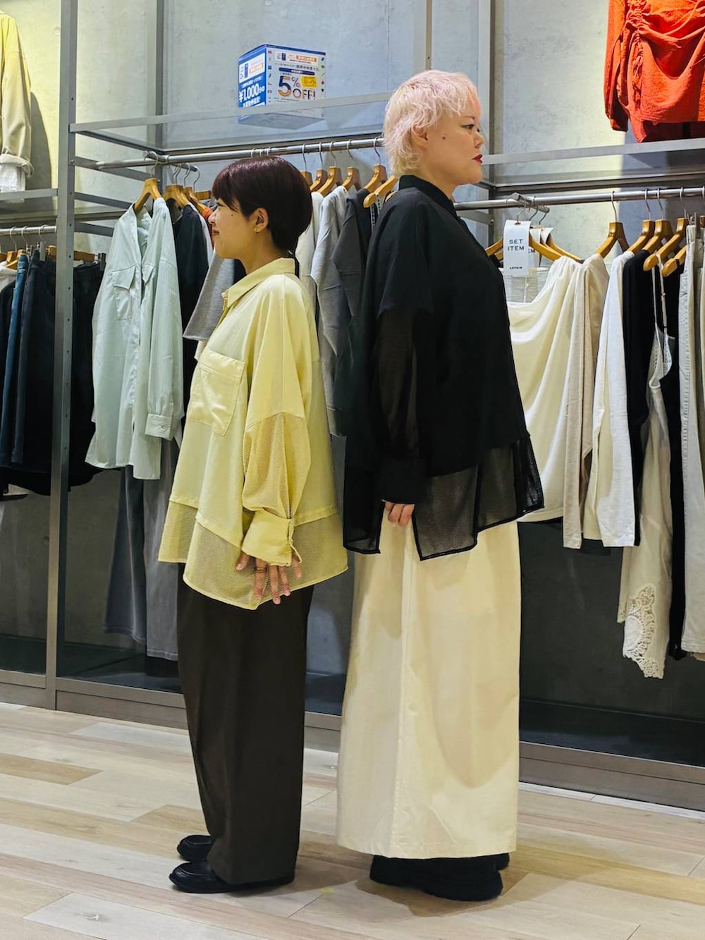 ブラック系のローファー、ホワイト系のその他パンツ、ブラック系のシャツ/ブラウスを着用したレディースの春コーディネートの2枚目の写真