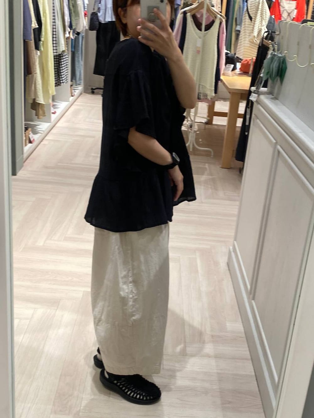 ベージュ系のその他パンツ、ブラック系のTシャツ/カットソーを着用したレディースの夏コーディネートの2枚目の写真