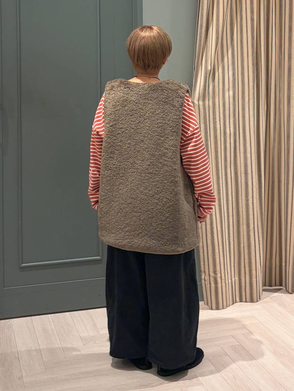 グレー系のその他パンツ、その他のTシャツ/カットソー、ブラック系のスニーカーを着用したレディースの秋コーディネートの3枚目の写真