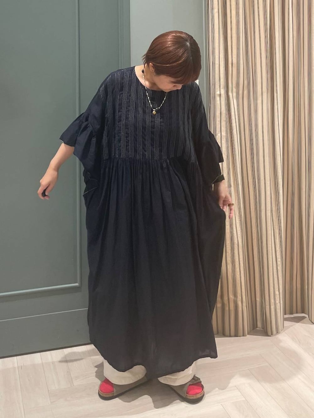 ベージュ系のその他パンツ、ブラック系のワンピースを着用したレディースの夏コーディネートの4枚目の写真