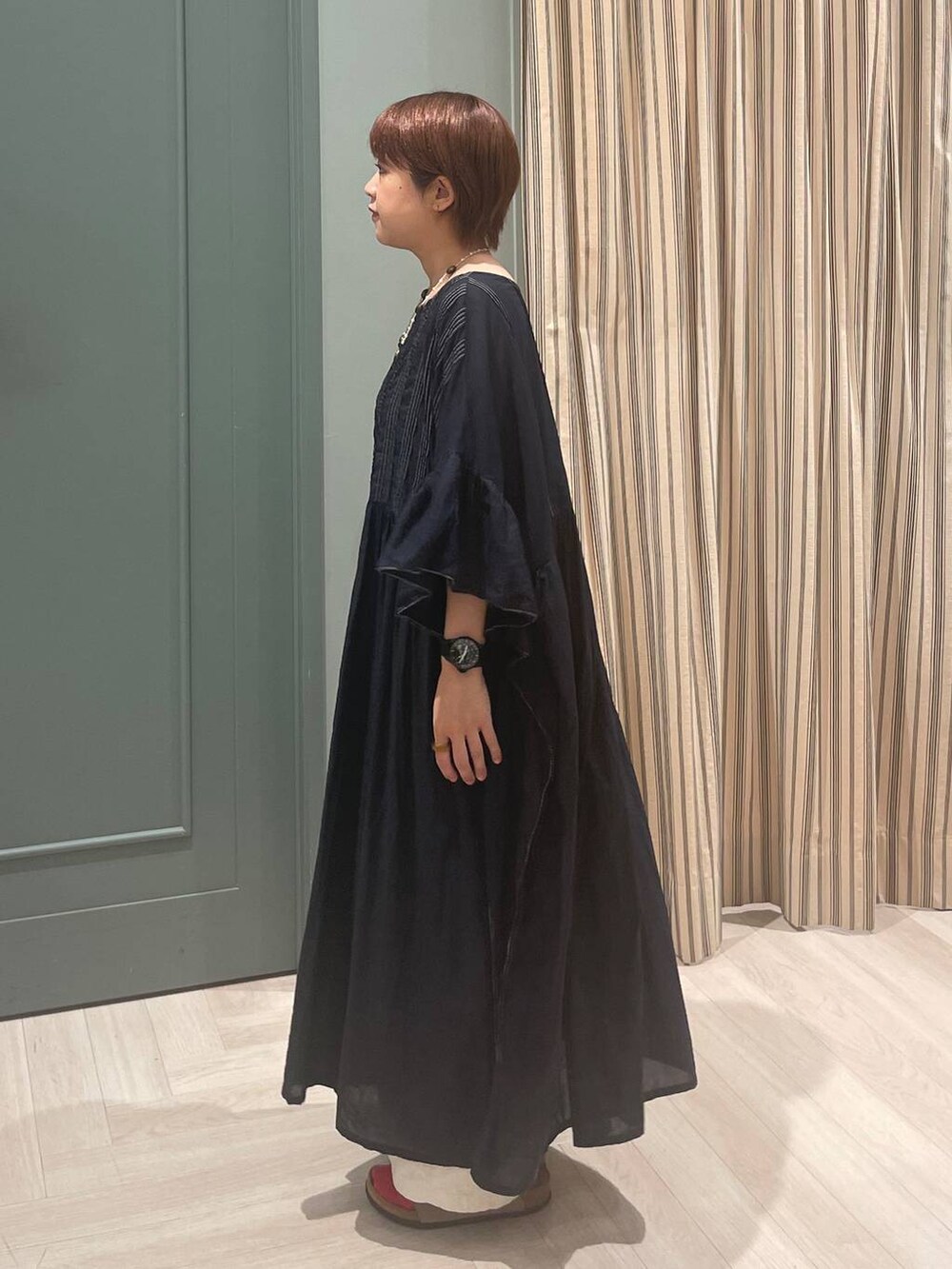 ベージュ系のその他パンツ、ブラック系のワンピースを着用したレディースの夏コーディネートの2枚目の写真