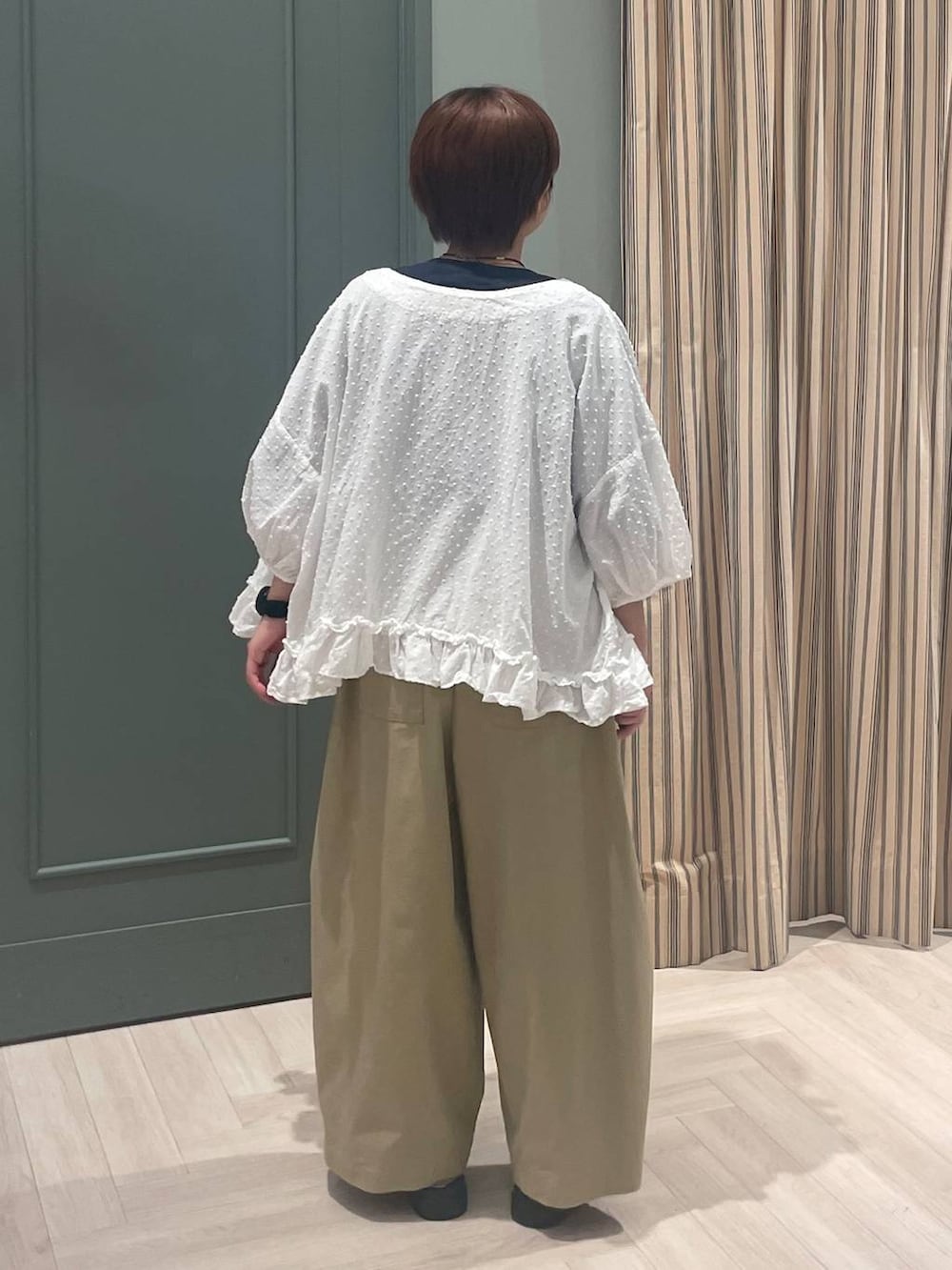 ベージュ系のその他パンツ、ブラウン系のサンダル、ベージュ系のシャツ/ブラウスを着用したレディースの夏コーディネートの3枚目の写真