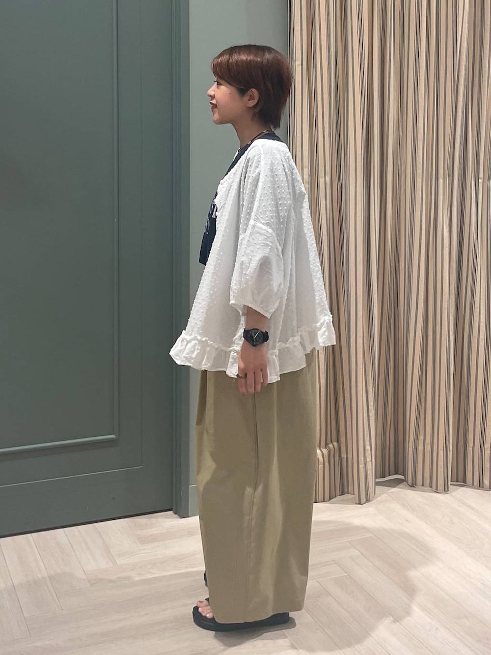 ベージュ系のその他パンツ、ブラウン系のサンダル、ベージュ系のシャツ/ブラウスを着用したレディースの夏コーディネートの2枚目の写真