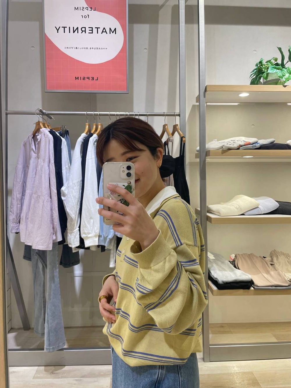 ブルー系のデニムパンツ、ブラック系のローファー、イエロー系のニット/セーターを着用したレディースの春コーディネートの2枚目の写真